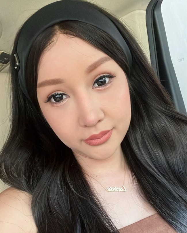 Dalam foto tersebut, Lucinta tampil dengan gaya baru. Bukan karena operasi plastik, artis itu terlihat beda karena gaya alisnya. Dengan riasannya yang baru, Lucinta terlihat lebih muda.Foto: Instagram