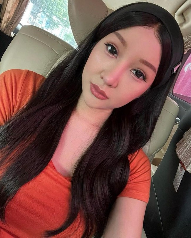 Selain alis, Lucinta Luna kini juga sering tampil dengan gaya rambut baru yakni dengan aksesori bando yang membuatnya semakin feminin. Foto: Instagram