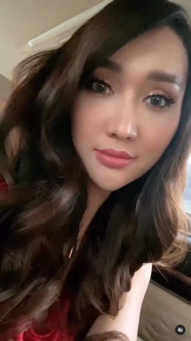 Habis Gelap terbitlah Terang … Sometimes, the difficulty should you feel first before the perfect happiness comes to you, tulisnya di Instagram. selagi menampilkan gaya riasannya yang lama.Foto: Instagram