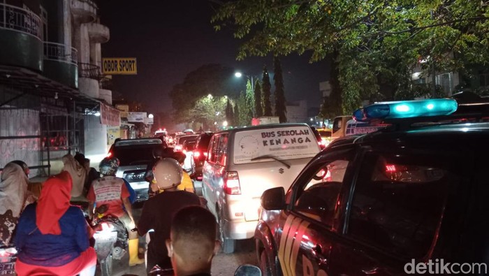 Macet di Jalan AH Nasution Medan pada Sabtu (8/4) malam