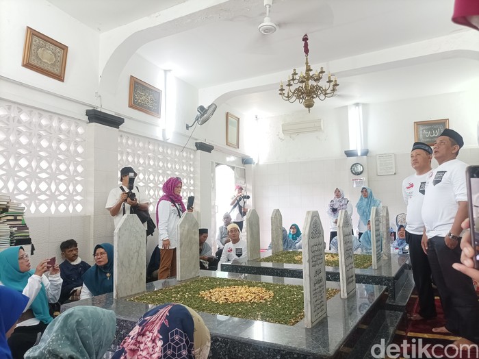 Makam Habib Cikini yakni Al Habib Abdurrahman Bin Abdullah Al Habsyi,