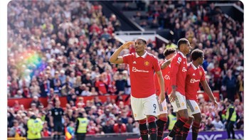 Dengan kemenangan atas Everton, MU sudah membukukan kemenangan di Liga Inggris lebih banyak dari musim yang lalu. Foto: Twitter