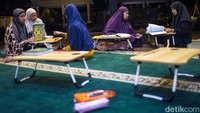 Meski dengan segala keterbatasan pendengarannya, para santriwati tetap bersemangat menimba ilmu satu sama lainnya.