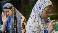 Ada beberapa metode dalam mengajar ditempat ini agar bisa cepat diserap oleh para santriwati. Tidak mudah memang mengajar dan berkomunikasi dengan disabilitas tunarungu.