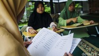 Beberapa pengajar menimba ilmu di Pesantren Darul Ashom, di Sleman, Yogyakarta yang memang pesantren khusus untuk para tunarungu.