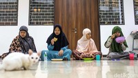 Potret para santriwati beraktivitas bersama-sama selama bulan ramadan. Momen kebersamaan inilah yang selalu mereka lakukan untuk menghabiskan waktu belajar sambil bermain.