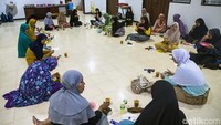 Selain mempelajari ilmu agama, para santriwati juga diajari bahasa isyarat setiap harinya, hal tersebut dilakukan agar para santriwari bisa berkomunikasi dengan baik kedepannya.