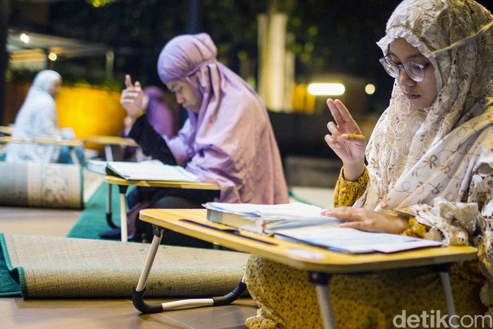 Ini bukan Pesantren Tahfiz biasa. Pesantren Difabel KH Lutfi Fathullah ini menjadi luar biasa, karena isinya calon penghafal Quran dari kalangan disabilitas Tunarungu.