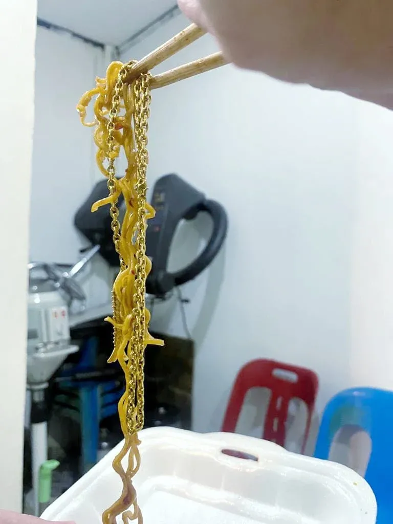 Cuan! Pria Ini Dapat Kalung Emas di Dalam Mie yang Dibelinya