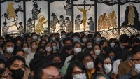 Gereja katedral Jakarta pada tahun ini mengadakan Misa Malam Paskah sebanyak dua kali sesi pada Sabtu Suci ini dengan menampung 3.600 umat dalam satu sesi.
