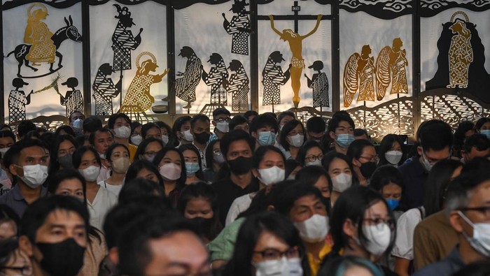 Petugas gereja membawa lilin dalam Misa Malam Paskah di Gereja Katedral, Jakarta, Sabtu (8/4/2023). Gereja katedral Jakarta pada tahun ini mengadakan Misa Malam Paskah sebanyak dua kali sesi pada Sabtu Suci ini dengan menampung 3.600 umat dalam satu sesi. ANTARA FOTO/Aditya Pradana Putra/aww.