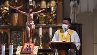 Lektor gereja membacakan ayat dalam Injil dalam Misa Malam Paskah.