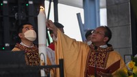 Pastor kepala Romo Albertus Hani Rudi Hartoko (kanan) terlihat menyalakan lilin.