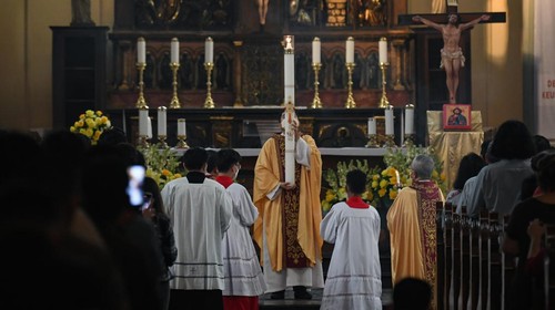 Petugas gereja membawa lilin dalam Misa Malam Paskah di Gereja Katedral, Jakarta, Sabtu (8/4/2023). Gereja katedral Jakarta pada tahun ini mengadakan Misa Malam Paskah sebanyak dua kali sesi pada Sabtu Suci ini dengan menampung 3.600 umat dalam satu sesi. ANTARA FOTO/Aditya Pradana Putra/aww.