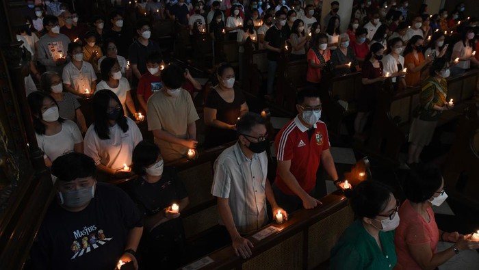 MISA MALAM PASKAH DI GEREJA KATEDRAL JAKARTA Petugas gereja membawa lilin dalam Misa Malam Paskah di Gereja Katedral, Jakarta, Sabtu (8/4/2023). Gereja katedral Jakarta pada tahun ini mengadakan Misa Malam Paskah sebanyak dua kali sesi pada Sabtu Suci ini dengan menampung 3.600 umat dalam satu sesi. ANTARA FOTO/Aditya Pradana Putra/aww.