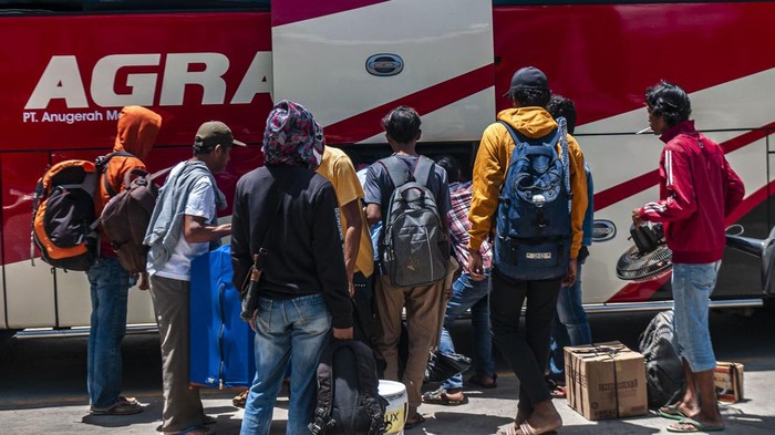 Pemudik membawa barangnya menuju bus di Cikande, Kabupaten Serang, Banten, Sabtu (8/4/2023). Sejumlah warga memilih mudik lebih awal guna menghindari terjadinya kepadatan penumpang terutama saat puncak arus mudik. ANTARA FOTO/Muhammad Bagus Khoirunas/hp.