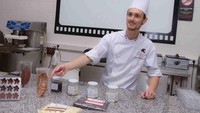 Museum ini sengaja menghadirkan seorang chef untuk mengajari para pengunjung. Pertama-tama chef yang bertugas akan menjelaskan tentang berbagai jenis cokelat. Foto: dok. Musée du chocolat