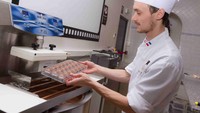Tahap selanjutnya proses penuangan cokelat yang dilelehkan ke cetakan cokelat akan diperagakan secara langsung. Sambil memperagakan, chef tersebut juga menjelaskan langkah-langkah yang harus diperhatikan pada tahap ini. Foto: dok. Musée du chocolat