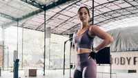 Memiliki 3 anak bukan penghalang untuk Nia menjalani olahraga. Dalam banyak unggahannya di media sosial, Nia tampak rajin nge-gym. Melalui aktivitas fisik tersebut, ia melatih otot-otot tubuhnya terutama pada upper body. (Foto: Instagram @ramadhaniabakrie)