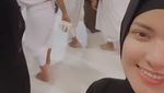 8 Gaya Nia Ramadhani Berhijab Saat Umrah yang Jadi Sorotan