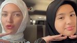 8 Gaya Nia Ramadhani Berhijab Saat Umrah yang Jadi Sorotan