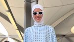 8 Gaya Nia Ramadhani Berhijab Saat Umrah yang Jadi Sorotan