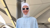 Berhijab saar menjalankan ibadah umrah, Nia Ramadhani menjadi sorotan. Foto: instagram