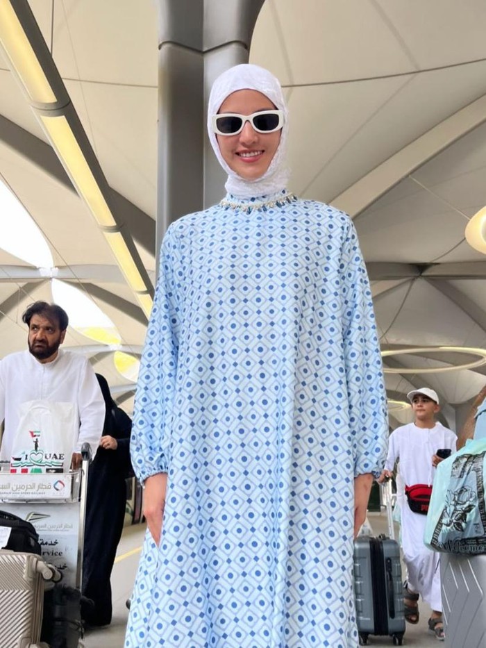 Penampilan Nia Ramadhani saat umrah.