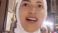 Ini dia gaya Nia Ramadhani saat menjalankan ibadah umrah. Foto: instagram
