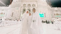Banyak netizen mendoakan agar Nia Ramadhani tetap berhijab sampai di Indonesia. Foto: instagram