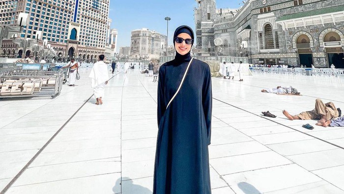 nia ramadhani Nia Ramadhani saat menjalankan ibadah umrah.