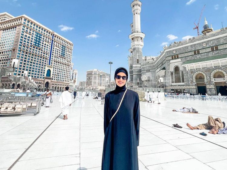 8 Gaya Nia Ramadhani Berhijab Saat Umrah yang Jadi Sorotan