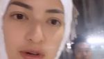 8 Gaya Nia Ramadhani Berhijab Saat Umrah yang Jadi Sorotan
