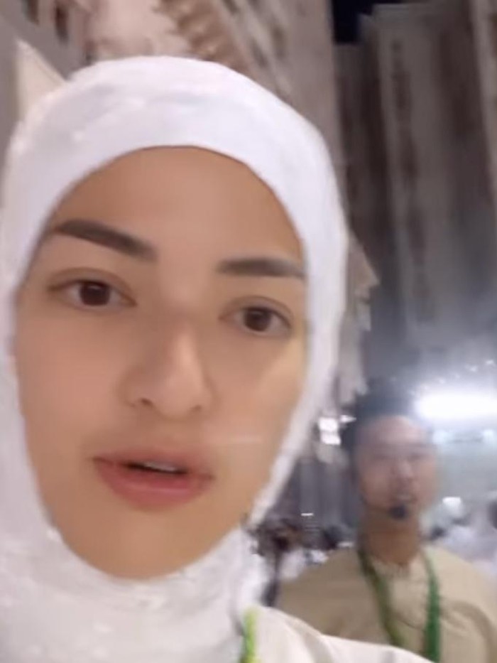 nia ramadhani Penampilan Nia Ramadhani saat umrah.