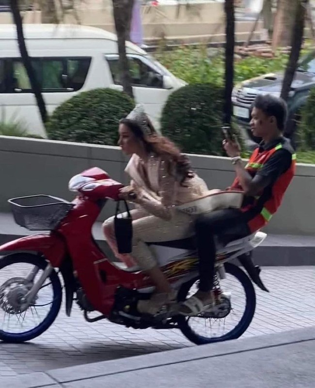 Kehadirannya dengan motor tentu mengejutkan karena tidak biasanya seorang wanita yang sudah berdandan cantik memilih transportasi tersebut. Dalam video, orang-orang yang melihatnya pun bersorak-sorak mengagumi kemampuannya menyetir motor. Dikatakan jika supir aslinya adalah pria yang duduk di belakang yang juga mengabadikan momen langka itu dengan ponselnya.Foto: Instagram Ninew Anuthida