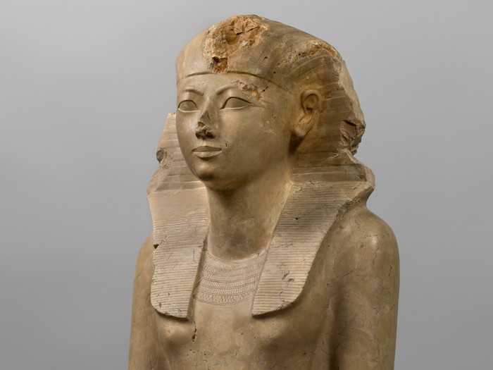 Patung Hatshepsut sekitar tahun 1479-1458 SM, material batu kapur indurated dan cat, ditemukan dalam penggalian di Upper Egypt, Thebes, Deir el-Bahri dan el-Asasif tahun 1926-1928.