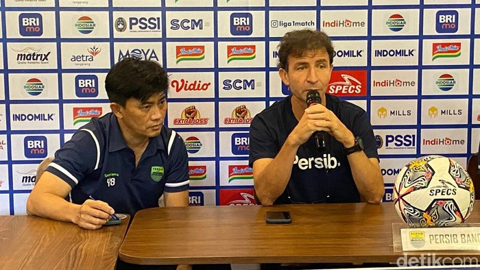 Pelatih Persib Luis Milla (baju hitam) dan pelatih fisik Persib Yaya Sunarya (baju biru) saat prescon laga Persita vs Persib di Bandung, Sabtu (8/4/2023).