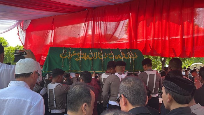 Pemakaman istri Wakapolri Komjen Gatot Eddy Pramono, Tutik Gatot Eddy, di TPU Joglo, Jakbar, Sabtu (8/4/2023).