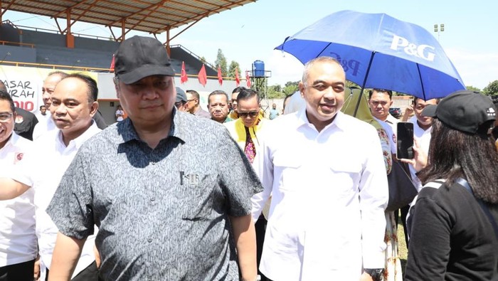 Airlangga Hartarto dan Bupati Tangerang membuka pasar murah Ramadan di Pagedangan,
