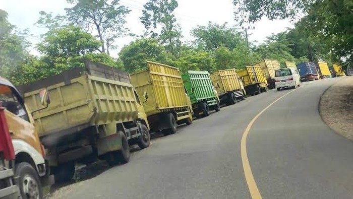Penampakan truk batu bara di Jambi yang parkir di bahu jalan