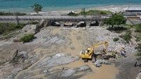 Operator mengoperasikan alat berat untuk mengerjakan pembangunan jembatan darurat dalam penanganan jembatan yang amblas di Kelurahan Buluri di Palu, Sulawesi Tengah, Sabtu (8/4/2023).