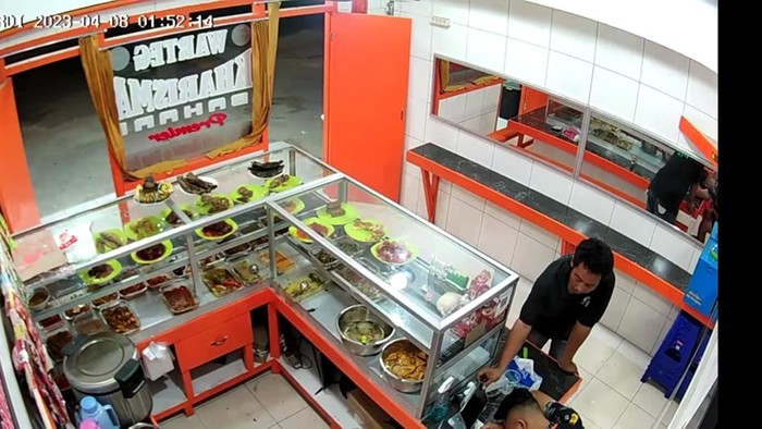 Pencuri mengambil tablet di warteg di Jakarta Timur jelang sahur.