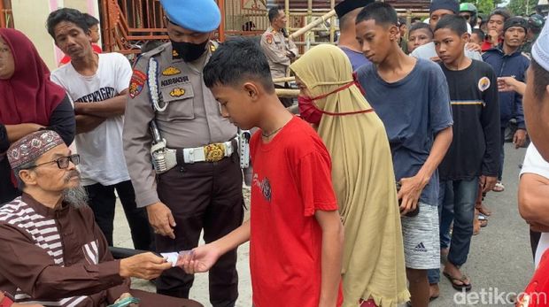 Pengusaha Makassar bagi-bagi infaq ke 2.000 warga.