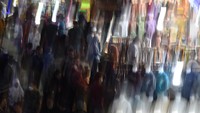 Menurut pedagang, penjualan busana muslim di pasar tersebut pada minggu ketiga bulan puasa mulai ramai.
