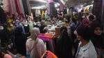 Potret Pasar Tanah Abang Bak Lautan Manusia Jelang Lebaran