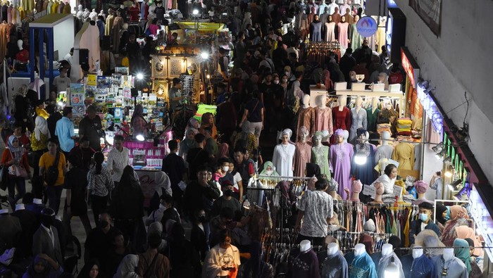 Warga berbelanja di Blok B Pasar Tanah Abang, Jakarta, Jumat (7/4/2023). Menurut pedagang, penjualan busana muslim di pasar tersebut pada minggu ketiga bulan puasa mulai ramai sebagai persiapan menjelang Lebaran. ANTARA FOTO/Indrianto Eko Suwarso/nym.