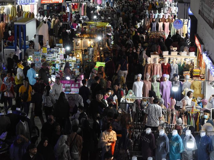 Potret Pasar Tanah Abang Bak Lautan Manusia Jelang Lebaran