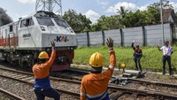 Hal itu dilakukan untuk memastikan keselamatan serta kenyamanan perjalanan mudik Lebaran, serta menambah 82 petugas pemeriksa jalur dan penjaga perlintasan ekstra.