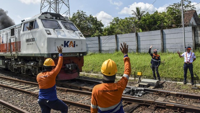 Pekerja menyapa masinis usai perbaikan wesel rel kereta api di perlintasan Kabupaten Ciamis, Jawa Barat, Sabtu (8/4/2023). PT Kereta Api Indonesia (KAI) Daerah Operasi (Daop) 2 Bandung melakukan perawatan dan perbaikan rel untuk memastikan keselamatan serta kenyamanan perjalanan mudik Lebaran, serta menambah 82 petugas pemeriksa jalur dan penjaga perlintasan ekstra. FOTO ANTARA/Adeng Bustomi/aww.
