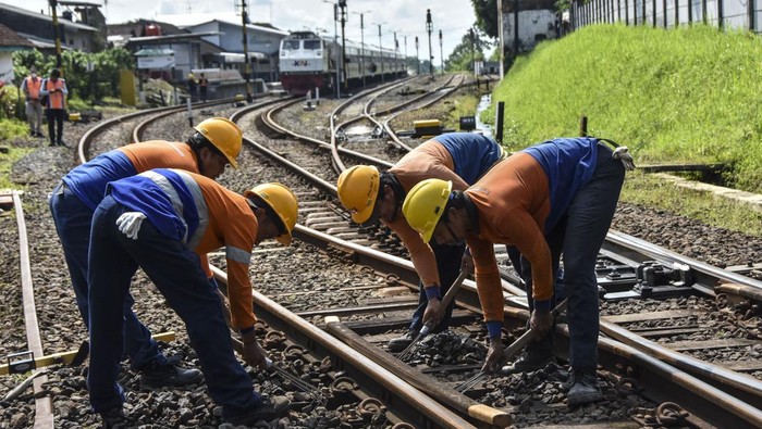 PERBAIKAN REL KERETA API JELANG LEBARAN Pekerja menyapa masinis usai perbaikan wesel rel kereta api di perlintasan Kabupaten Ciamis, Jawa Barat, Sabtu (8/4/2023). PT Kereta Api Indonesia (KAI) Daerah Operasi (Daop) 2 Bandung melakukan perawatan dan perbaikan rel untuk memastikan keselamatan serta kenyamanan perjalanan mudik Lebaran, serta menambah 82 petugas pemeriksa jalur dan penjaga perlintasan ekstra. FOTO ANTARA/Adeng Bustomi/aww.